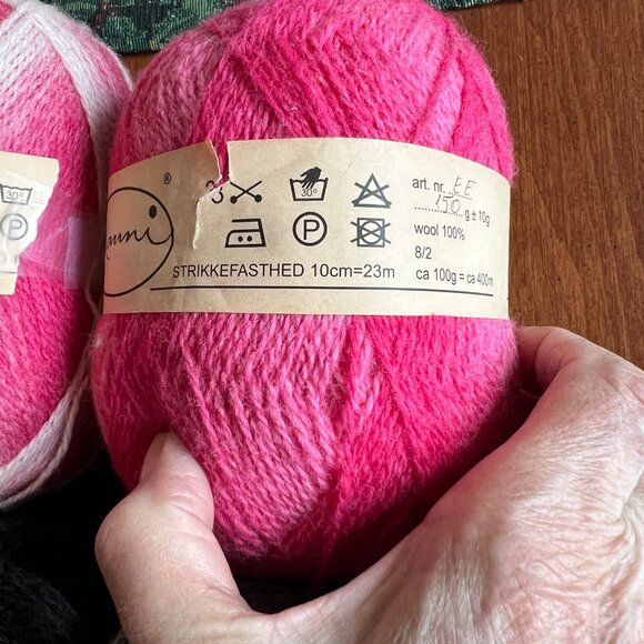 Kanni yarn and Wiggle Wrap pattern - Picture 2 of 3